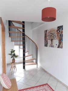 un couloir avec un escalier en colimaçon dans une maison dans l'établissement charmante maison de ville toute équipée, à Châteauroux