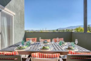 Restoran või mõni muu söögikoht majutusasutuses Reno Townhome with Mountain-View Rooftop Deck!