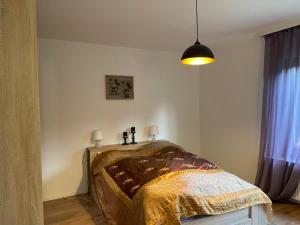 ein Schlafzimmer mit einem Bett mit einer Decke darauf in der Unterkunft Grüne Oase und trotzdem zentral in Hameln