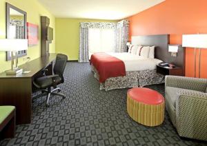 una camera d'albergo con letto e scrivania di Holiday Inn Garland, an IHG Hotel a Garland