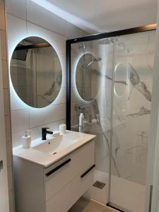 a bathroom with a sink and a shower at Apartamento Salou Playa Jaime I in Salou +51 photos