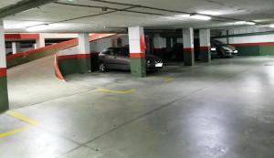 マラガにあるTorre del Carmen Malagaの駐車場(車を駐車)