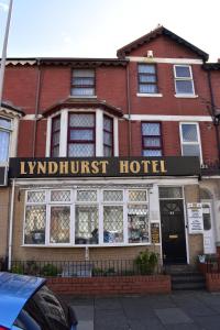 ブラックプールにあるLyndhurst Hotelのハイハースサーストホテルの看板が書かれた建物
