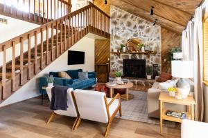 Posezení v ubytování Whispering Hollow Lodge on Greer Main St!