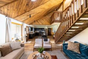 Posezení v ubytování Whispering Hollow Lodge on Greer Main St!