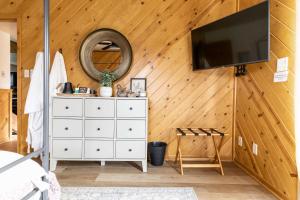TV a/nebo společenská místnost v ubytování Whispering Hollow Lodge on Greer Main St!