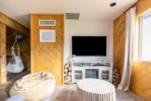 TV a/nebo společenská místnost v ubytování Whispering Hollow Lodge on Greer Main St!