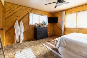 Postel nebo postele na pokoji v ubytování Whispering Hollow Lodge on Greer Main St!