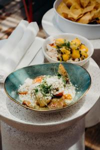Cruz BayにあるLovango Resort and Beach Clubの他の皿と一緒にテーブルの上に並べた料理