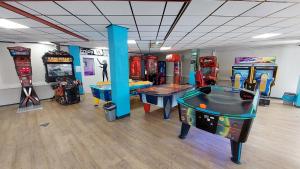 a room with several arcade games and pool tables at Vakantiehuis Jade in Bruinisse