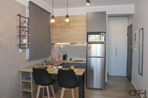kuchnia z lodówką ze stali nierdzewnej i 2 stołkami barowymi w obiekcie New deluxe studio 3 downtown Thessaloniki - Fully equiped w Salonikach
