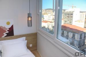 Łóżko lub łóżka w pokoju w obiekcie New deluxe studio 3 downtown Thessaloniki - Fully equiped