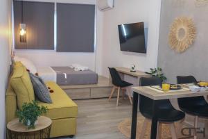 salon z kanapą, łóżkiem i stołem w obiekcie New deluxe studio 3 downtown Thessaloniki - Fully equiped w Salonikach
