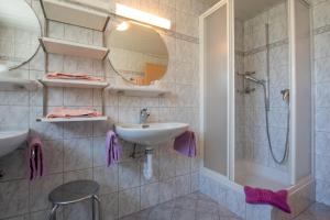 Koupelna v ubytování Haus Aurora + 30 fotografií