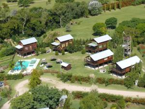 una vista aérea de una casa con piscina en Cabañas de la Ribera en San Pedro