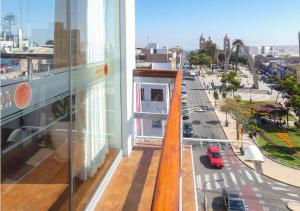 desde el balcón de un edificio con una furgoneta roja en Hotel Plaza, en Tacna