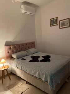 a bedroom with a bed with a blue comforter at Pousada Caminhos da Chapada in Palmeiras