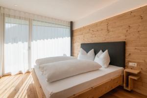 Un pat sau paturi într-o cameră la Innermoser Bauernhof - Chalets