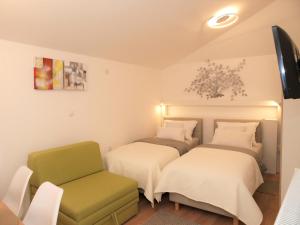 Łóżko lub łóżka w pokoju w obiekcie Cozy Studio Apartment Tian in Zagreb