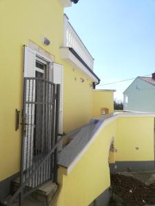 Budova, v ktorej sa apartmán nachádza