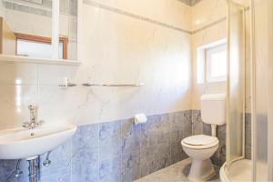 Phòng tắm tại Sladana direct at the beach