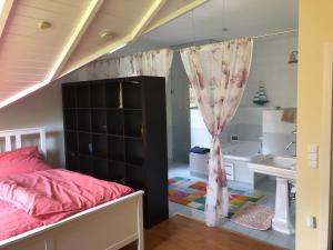 ein Schlafzimmer mit einem Bett und ein Badezimmer mit einem Waschbecken in der Unterkunft Zwischen Teutoburger Wald und Universität in Bielefeld
