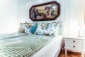 a bedroom with a bed with a painting on the wall at Haus zur alten Bimmelbahn in Kurort Jonsdorf