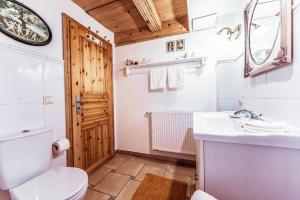 a bathroom with a toilet and a sink at Haus zur alten Bimmelbahn in Kurort Jonsdorf
