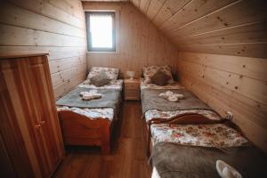 Un pat sau paturi într-o cameră la Domek w Korycie -Apartament 5-7 osobowy, Apartament 2 osobowy