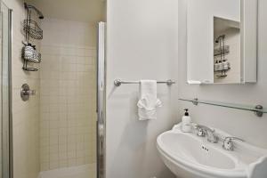 ein weißes Badezimmer mit Waschbecken und Dusche in der Unterkunft @ Marbella Lane - Oceanfront w/ unobstructed views!! in Pacifica + 40 Fotos