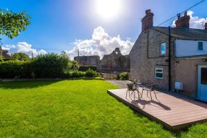 Gallery image of Castle Views cottage in historic village & woodfired hot tub in Rhuddlan