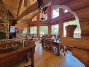 uma sala de jantar com uma mesa e cadeiras num camarote em Amazing Cabin em El Cajon
