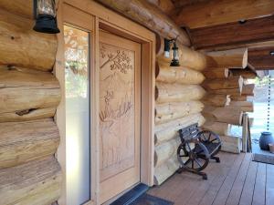 uma porta para uma cabana de madeira com um banco no alpendre em Amazing Cabin em El Cajon