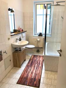 uma casa de banho com um lavatório, um WC e uma banheira em Apartment Zum grauen Wolf em Erfurt