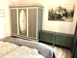 um quarto com uma cama com um espelho e uma cómoda em Apartment Zum grauen Wolf em Erfurt