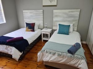 two twin beds in a room with a night stand at HOUSE on AISNE in Springfield