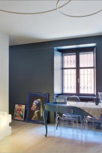 ein Esszimmer mit einem blauen Tisch und Stühlen in der Unterkunft Casa da Gio', incantevole, nel cuore di Alba, con posto auto gratuito. in Alba