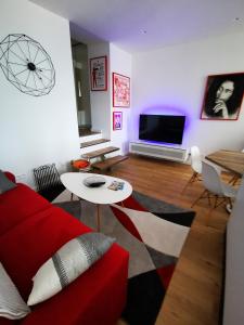- un salon avec un canapé rouge et une table dans l'établissement Magnifique Duplex vue Mer, à Menton