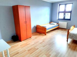 Cette chambre comprend 2 lits et une armoire. dans l'établissement Smart Rooms Poznan, à Poznań