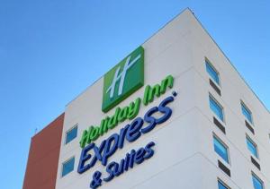 um edifício com um sinal na lateral em Holiday Inn Express Hotel & Suites CD. Juarez - Las Misiones, an IHG Hotel em Ciudad Juárez