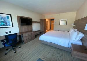 a hotel room with a bed and a desk and a computer at Holiday Inn Express Hotel & Suites CD. Juarez - Las Misiones, an IHG Hotel in Ciudad Ju&aacute;rez