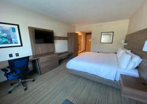 a hotel room with a bed and a desk and a computer at Holiday Inn Express Hotel & Suites CD. Juarez - Las Misiones, an IHG Hotel in Ciudad Juárez