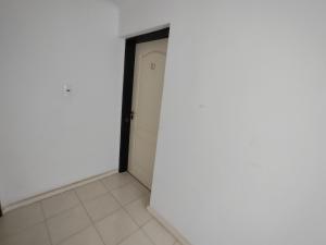 Un pasillo con una puerta en una habitación en Costa Bonita en Colón