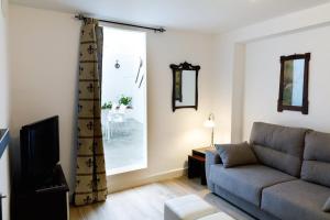 a living room with a couch and a window at Alojamiento Rural Casa Triana in Pegalajar