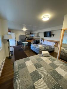 Posteľ alebo postele v izbe v ubytovaní Sunset Motel