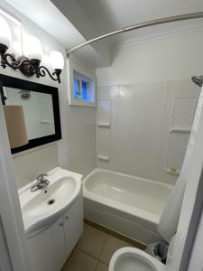 ein Badezimmer mit einem Waschbecken, einem WC und einer Badewanne in der Unterkunft Sunset Motel in Cache Creek