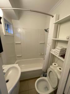 Sunset Motel tesisinde bir banyo