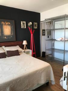 um quarto com uma cama e uma parede preta em Suite Artigas em Colônia do Sacramento
