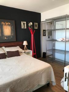 a bedroom with a bed and a black wall at Suite Artigas in Colonia del Sacramento