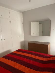 1 dormitorio con cama, tocador y espejo en LAS RAMBLAS, en Santa Cruz de Tenerife